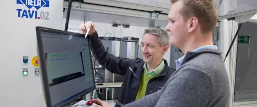 Mitarbeiter analysieren die Prüfergebnisse