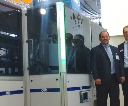 Manfred Cierpinski (Gollub) and Christian Riehle (NELA) next to the eddy current sensor